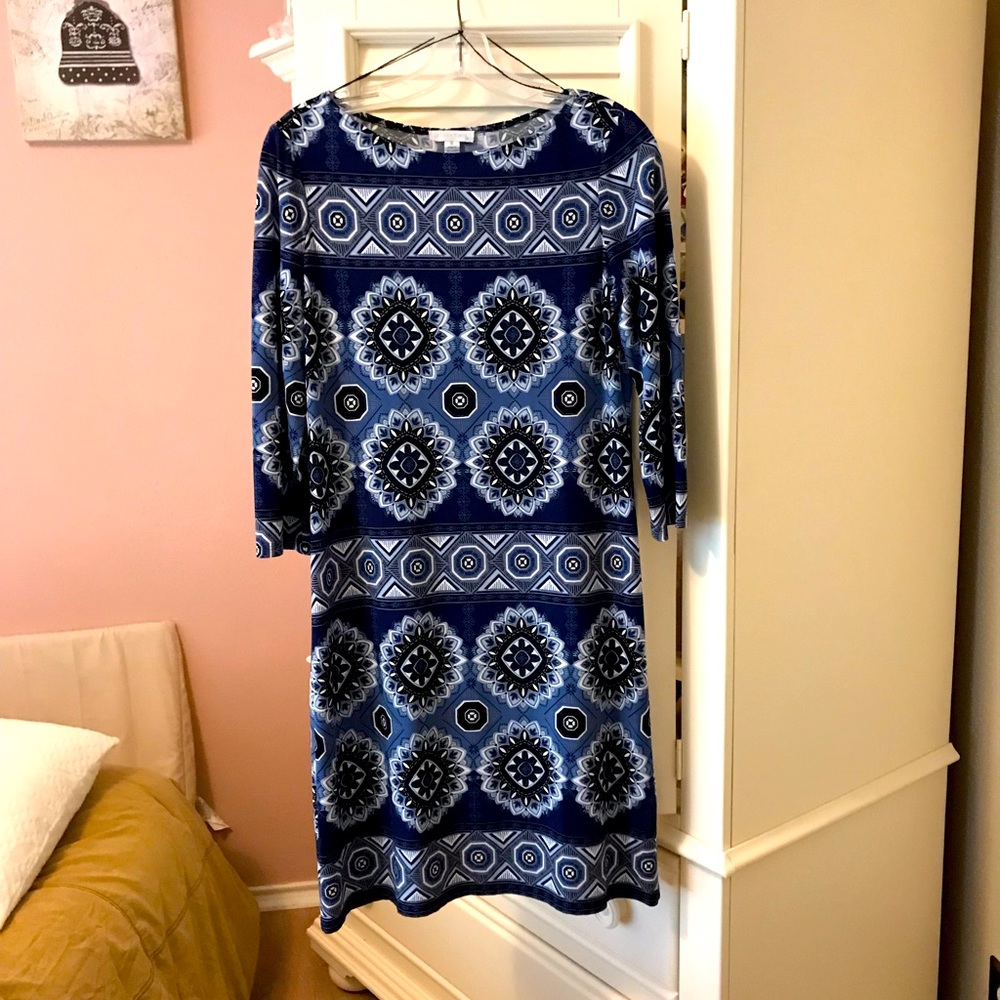 Stretchy 🔹▪️◻️ blue patten polyester/spandex dress. Cute w/black leggings.